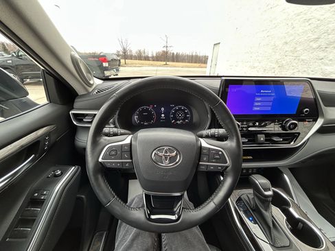 Used 2023 Toyota Highlander Platinum image 27