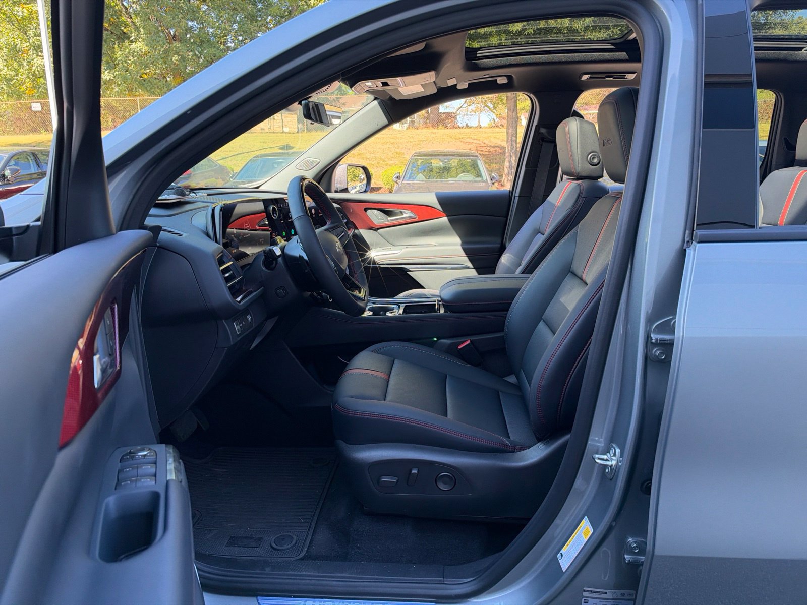 Used 2026 Chevrolet Traverse RS FWD image 29
