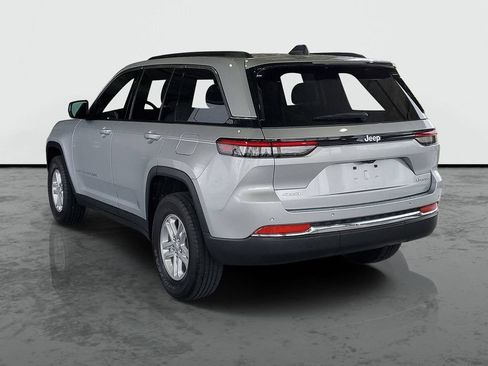 Used 2024 Jeep Grand Cherokee Laredo AWD/4WD image 3