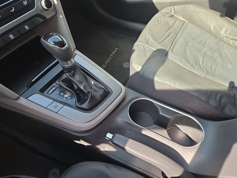 Used 2017 Hyundai Elantra SE image 23