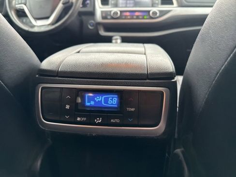 Used 2019 Toyota Highlander XLE AWD/4WD image 22