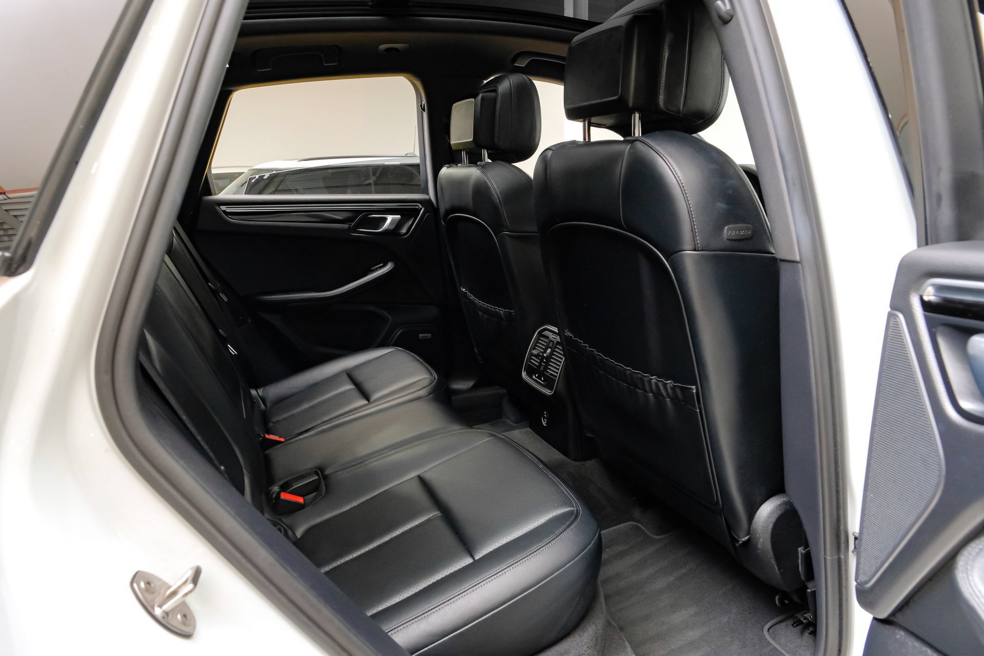 Used 2024 Porsche Macan w/ Premium Plus Package AWD/4WD image 38