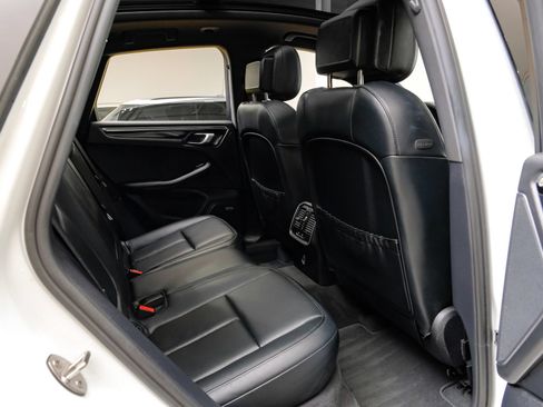 Used 2024 Porsche Macan w/ Premium Plus Package AWD/4WD image 38