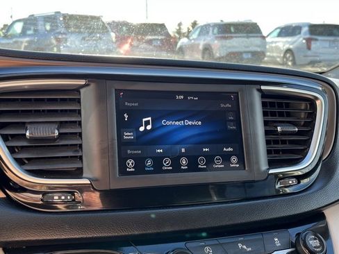 Used 2019 Chrysler Pacifica Touring image 44