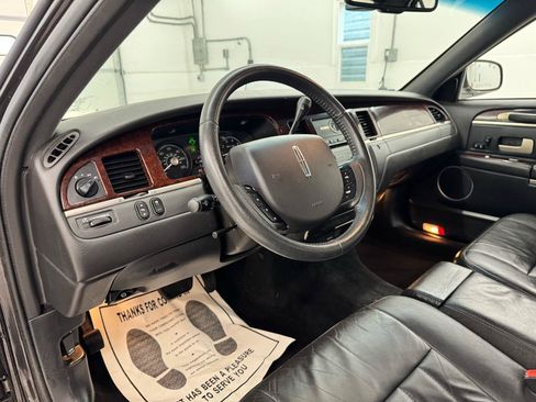Used 2007 Lincoln Town Car Signature RWD image 11