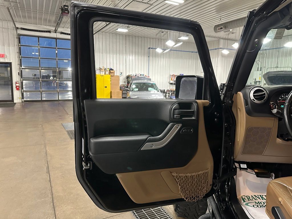 Used 2015 Jeep Wrangler Unlimited Sahara w/ Connectivity Group AWD/4WD image 11