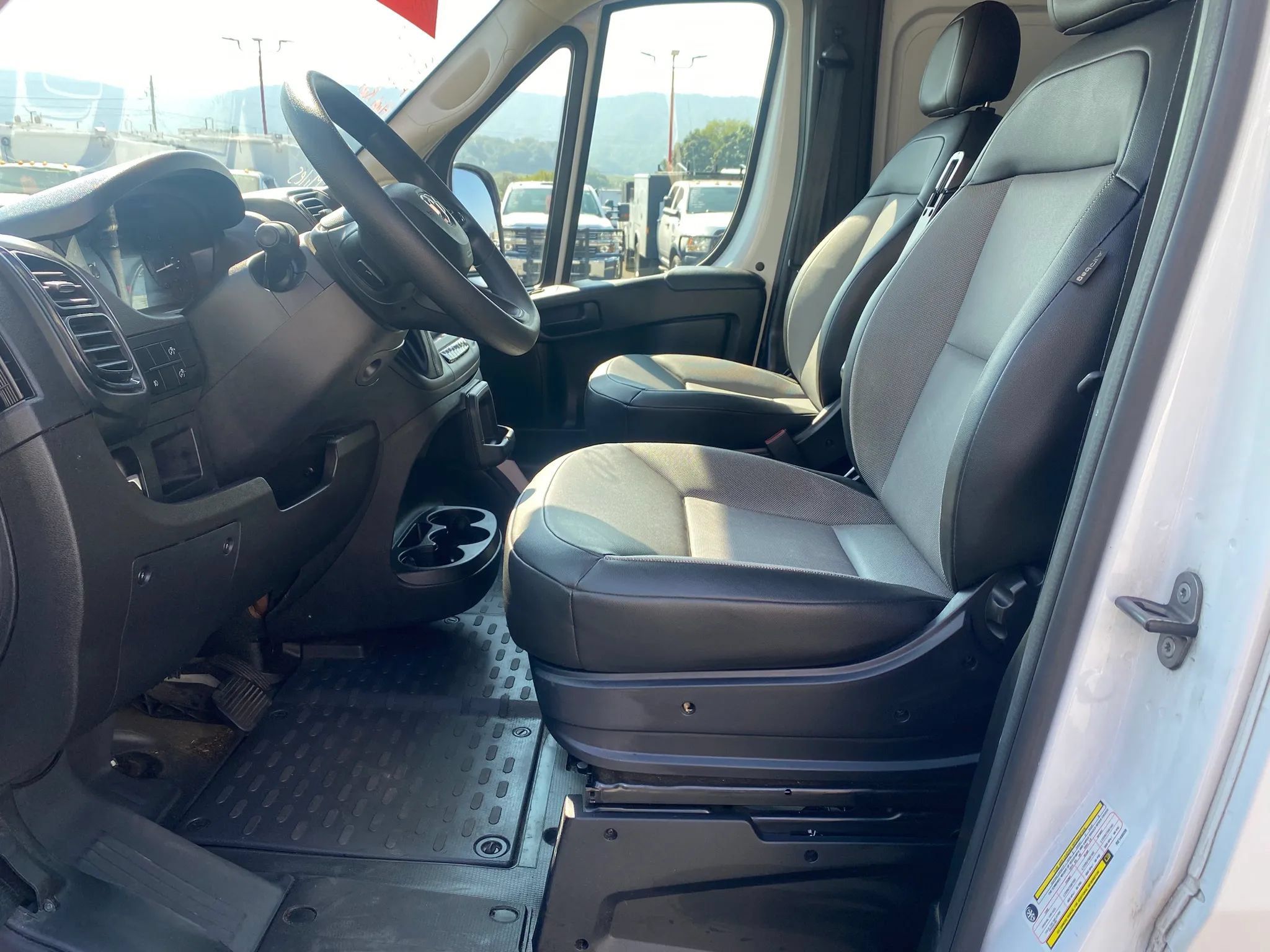 Used 2024 RAM ProMaster 2500 w/ Convenience Group FWD image 9
