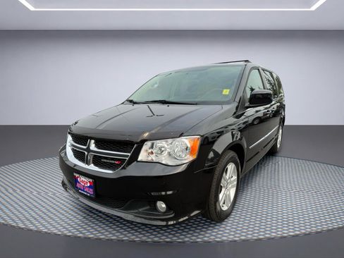 Used 2017 Dodge Grand Caravan Crew FWD image 2