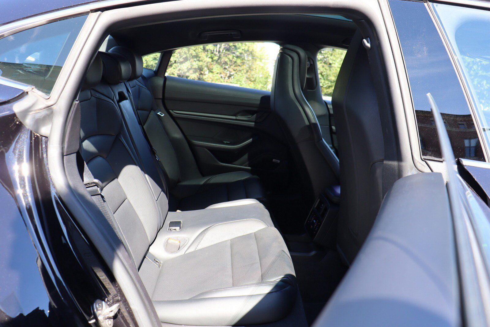 Used 2022 Porsche Taycan 4S AWD/4WD image 18