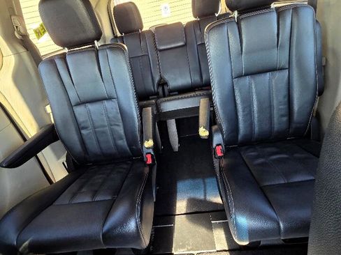 Used 2013 Chrysler Town & Country Touring image 24