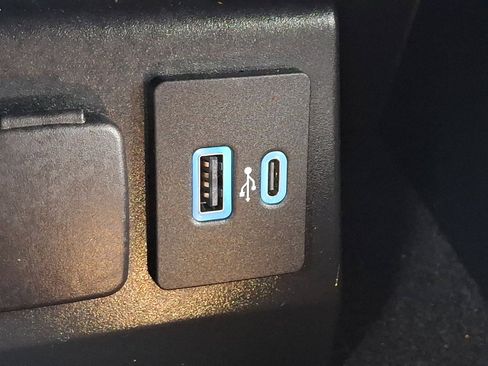 Used 2023 Ford Explorer XLT image 25