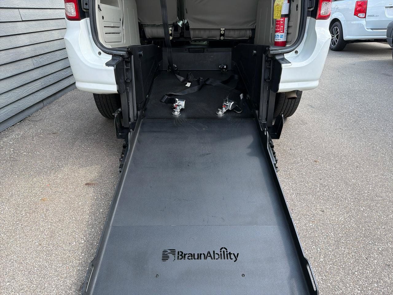 Used 2017 Dodge Grand Caravan SE w/ Power Window Group FWD image 5
