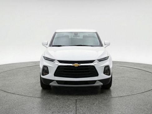 Used 2025 Chevrolet Blazer LT FWD image 2