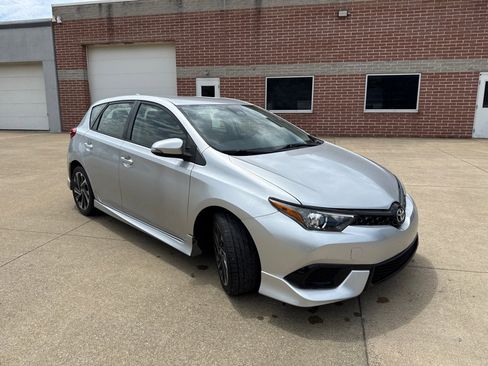 Used 2018 Toyota Corolla iM w/ All-Weather Mat Package FWD image 3