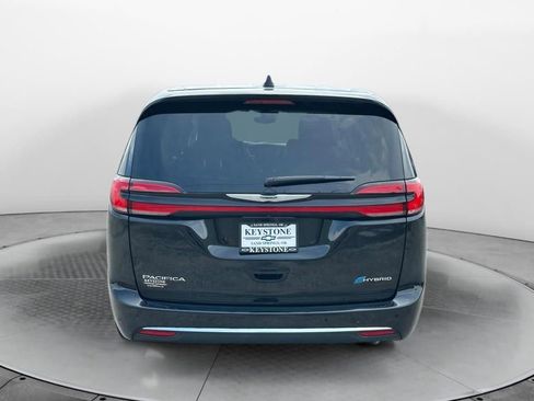 Used 2024 Chrysler Pacifica Select image 4