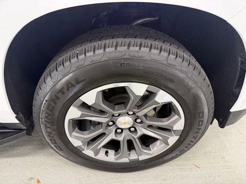 Used 2025 Chevrolet Suburban LT w/ Comfort Package image 4