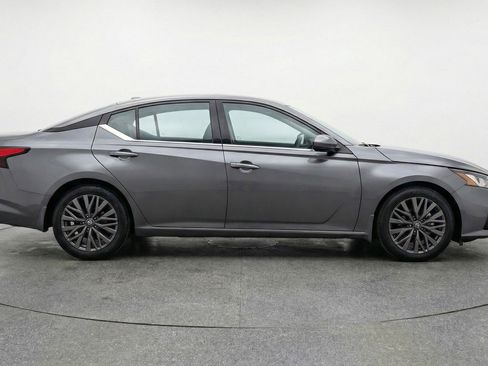 Used 2025 Nissan Altima 2.5 SV image 11