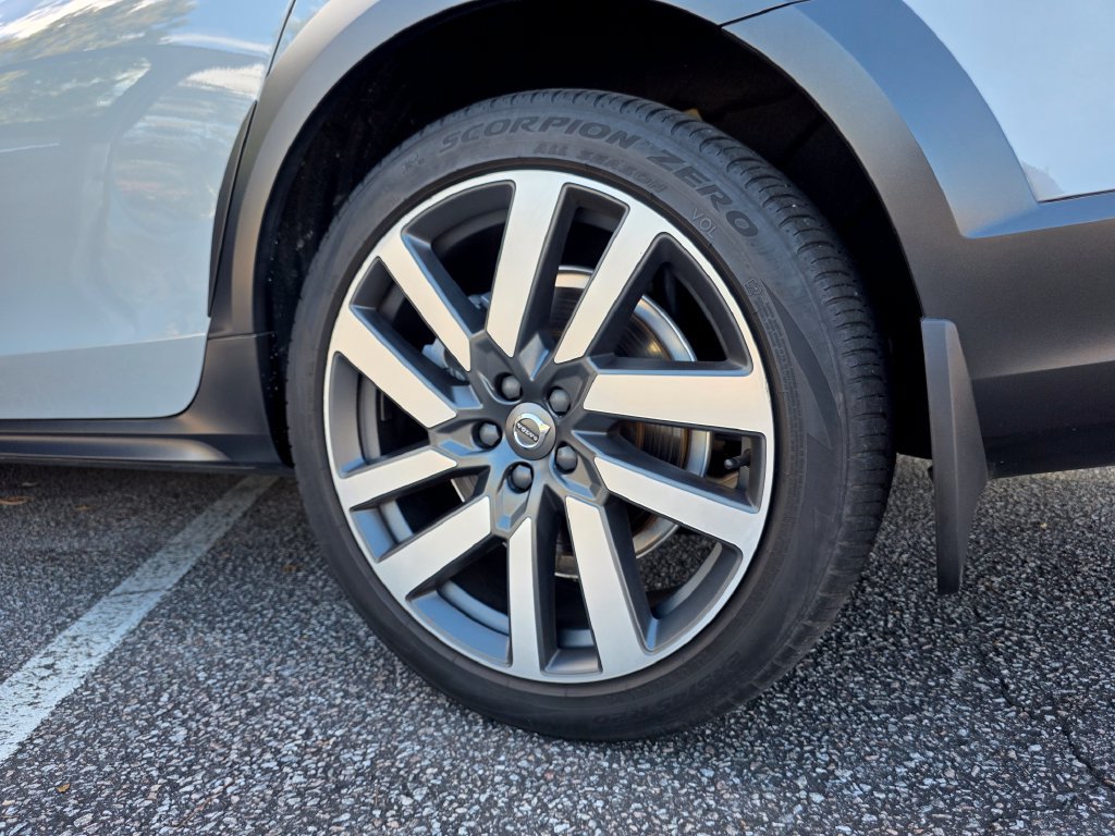 Used 2025 Volvo V90 B6 Cross Country Plus AWD/4WD image 32