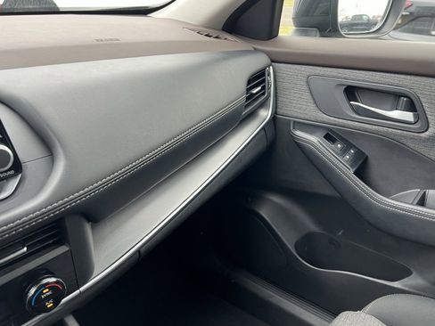 Used 2023 Nissan Rogue SV image 18