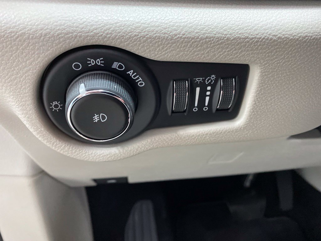 Used 2017 Chrysler Pacifica Touring Plus w/ Tire & Wheel Group FWD image 28