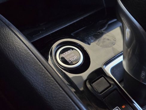 Used 2025 Nissan Versa SR image 18