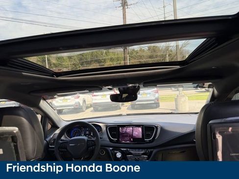 Used 2023 Chrysler Pacifica Limited w/ Uconnect Theater Family Group image 58