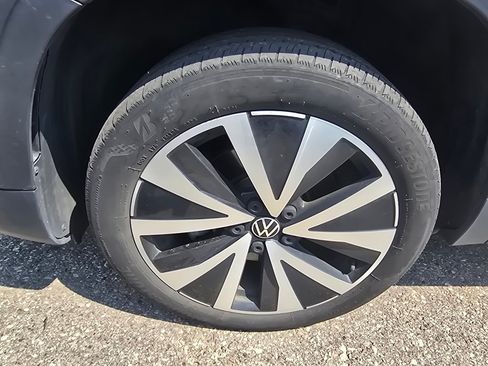 Used 2023 Volkswagen Taos SE w/ Panoramic Sunroof Package FWD image 19