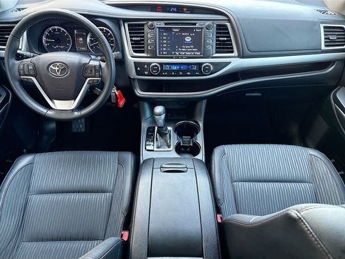 Used 2019 Toyota Highlander Plus FWD image 13