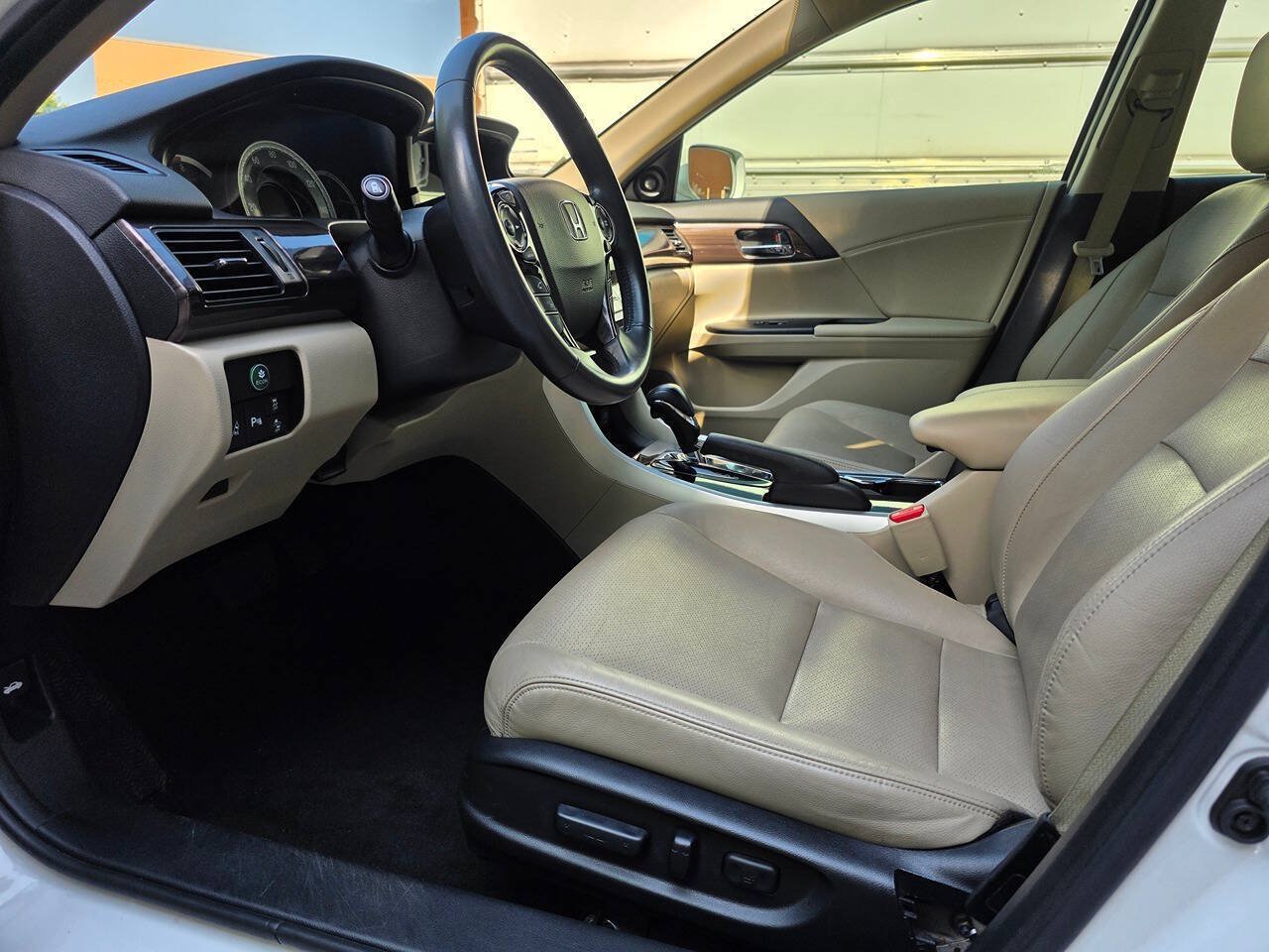 Used 2016 Honda Accord Touring image 12