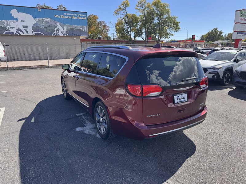 Used 2018 Chrysler Pacifica Limited w/ Advanced Safetytec Group FWD image 5