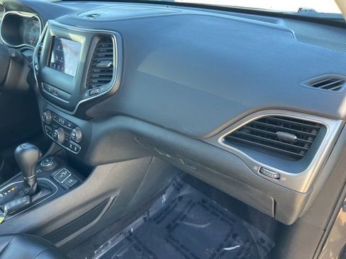 Used 2019 Jeep Cherokee Latitude Plus w/ Cold Weather Group image 26