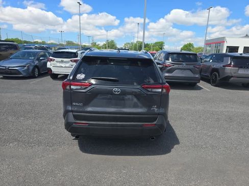 Used 2021 Toyota RAV4 LE AWD/4WD image 5