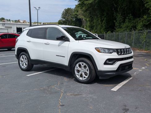 Used 2024 Jeep Compass Latitude AWD/4WD image 2