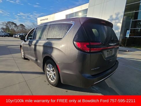 Used 2023 Chrysler Pacifica Touring-L image 6