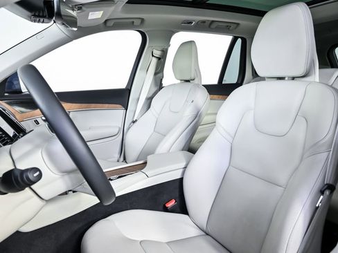Certified 2022 Volvo XC90 T5 Momentum w/ Advanced Package image 7