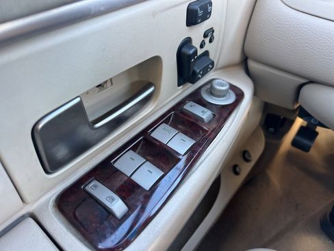 Used 2010 Lincoln Town Car Signature Limited image 25