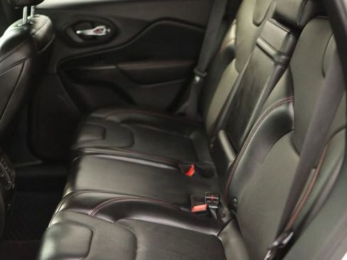 Used 2019 Jeep Cherokee Trailhawk AWD/4WD image 34