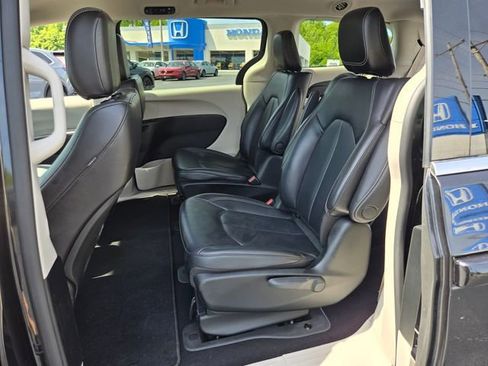 Used 2023 Chrysler Pacifica Touring-L FWD image 10