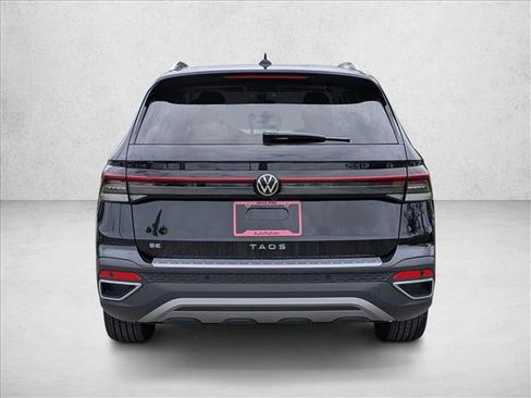 Used 2025 Volkswagen Taos SE w/ Panoramic Sunroof Package FWD image 6
