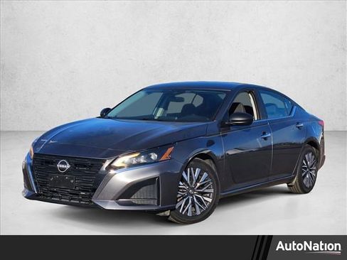 Used 2024 Nissan Altima 2.5 SV image 1