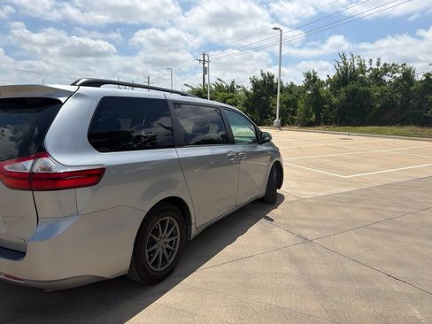 Used 2017 Toyota Sienna XLE FWD image 3