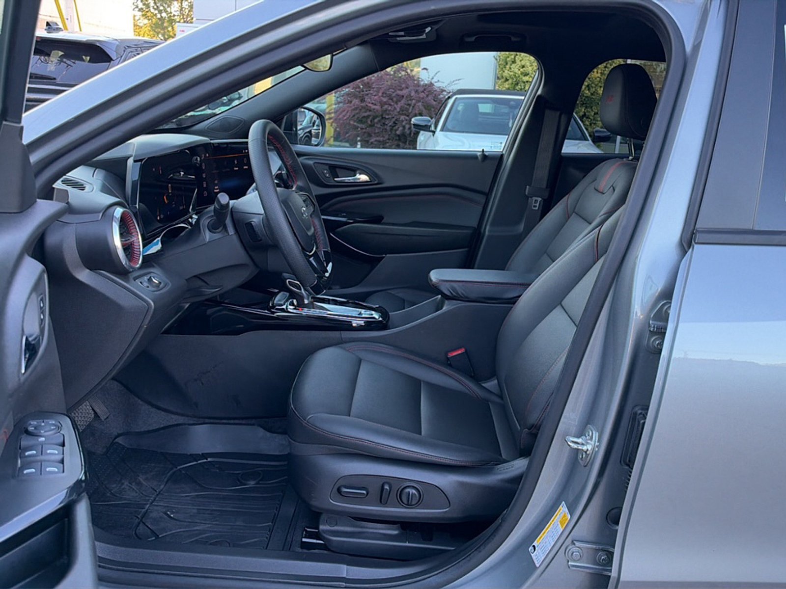 Used 2025 Chevrolet Trax RS w/ Sunroof Package FWD image 12