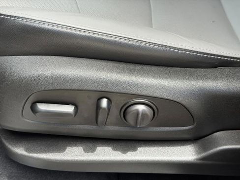 Used 2019 Chevrolet Equinox Premier FWD image 23