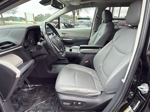 Used 2024 Toyota Sienna XLE image 13