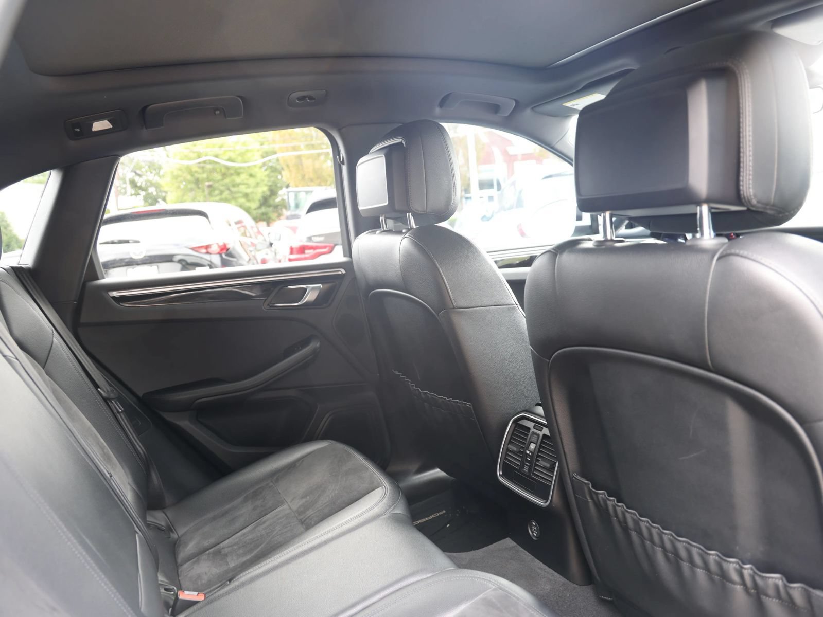 Used 2019 Porsche Macan AWD/4WD image 28