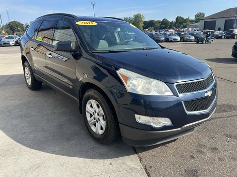 Used 2009 Chevrolet Traverse LS FWD image 3