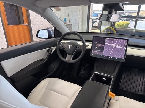 Used 2021 Tesla Model Y Long Range image 38