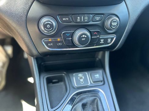 Used 2020 Jeep Cherokee Latitude Plus FWD image 22
