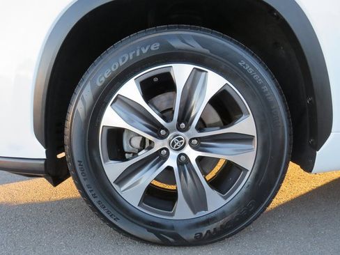 Certified 2023 Toyota Highlander XLE image 6