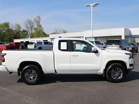 Used 2025 Nissan Frontier SV image 11